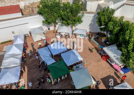 Conil de la Frontera, Cadix, Espagne - 12 octobre 2019 : marché aux puces de Conil de la Frontera, ville touristique sur la côte de la province de Cadix, Anda Banque D'Images