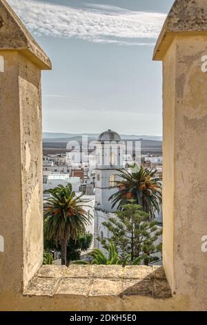 Vue sur Conil de la Frontera depuis le sommet de La tour de Guzmán Banque D'Images