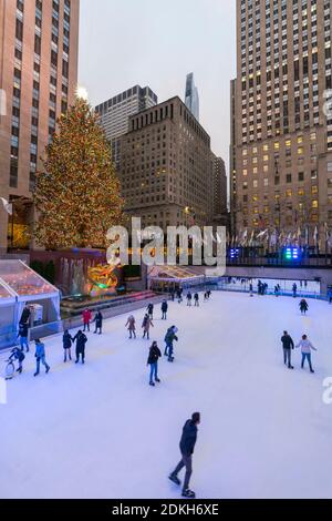 Les gens apprécient le patinage sur glace au Rockefeller Center pendant le COVID-19 Pandémie Banque D'Images