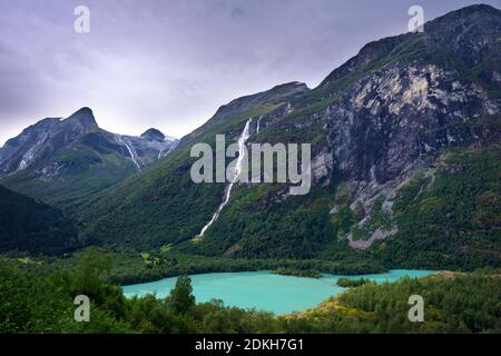 Cascade, fjord, lac, Lovatnet, Ramnefjellfossen, Fjord Norvège, Norvège, Europe Banque D'Images