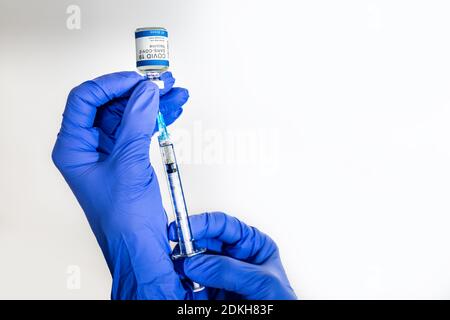 Infirmière préparant une injection avec un vaccin COVID-19 Banque D'Images