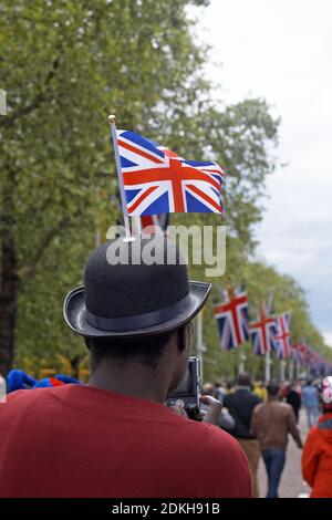 Angleterre / Londres /Un homme avec chapeau de melon drapeau de prise sur le Mall pendant le Diamond Jubilee Buckingham Palace concert le 4 juin 2012 . Banque D'Images