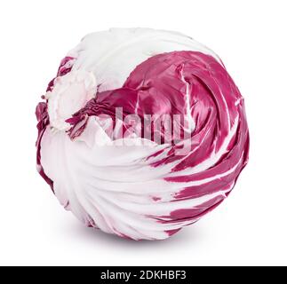 Salade radicchio rouge fraîche isolée sur fond blanc avec un chemin d'écrêtage et une pleine profondeur de champ. Banque D'Images