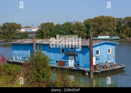 Péniche dans le Spreehafen, quartier Kleiner Grasbrook, Hambourg, Allemagne, Europe Banque D'Images