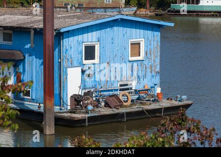 Péniche dans le Spreehafen, quartier Kleiner Grasbrook, Hambourg, Allemagne, Europe Banque D'Images