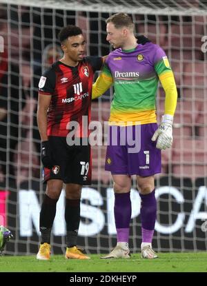 Le Junior Stanislas de l'AFC Bournemouth accueille le gardien de but Ryan Allsop de Wycombe Wanderers après le coup de sifflet final lors du match du championnat Sky Bet au stade Vitality, à Bournemouth. Banque D'Images