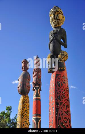 Sculptures totem Maori sur Riverside, Casino Skycity, Hamilton, de la région de Waikato, Nouvelle-Zélande, île du Nord Banque D'Images