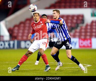 Lyle Taylor de Nottingham Forest (à gauche) et Joost van Aken de Sheffield Wednesday se battent pour le ballon lors du match de championnat Sky Bet à City Ground, Nottingham. Banque D'Images