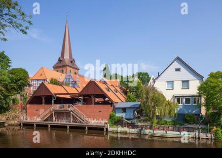 Maisons résidentielles avec église Saint-Severi sur la rivière Medem, Mer du Nord Spa Otterndorf, Basse-Saxe, Allemagne Banque D'Images