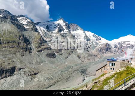 Vue de Kaiser-Franz-Josefs-Höhe au chemin de fer du glacier, glacier de Pasterze avec Pasterzengrund, lac nouvellement créé, à gauche Hohenwartkopf, 3308 m, Adlersruhe, Großglockner, 3798 m, Hofmannspitze, 3722 m, à l'arrière Johannisberg, 3453 m, parc national Hohe Tauern, Autriche Carinthie Banque D'Images