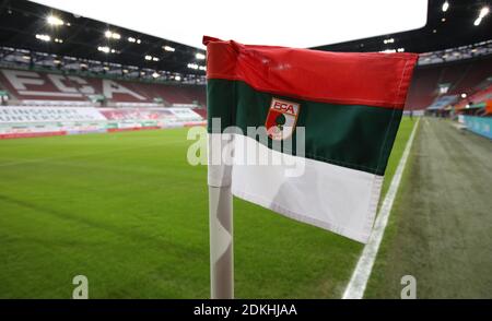 Drapeau d'angle avec emblème de club, blason de club FCA. Football 1ère saison Bundesliga 2020/2021, 11ème jour d'allumette, matchdae11, FC Augsburg - FC Schalke 04 2-2 le 13 décembre 2020 WWK ARENA à Augsbourg, la RÉGLEMENTATION DFL INTERDIT TOUTE UTILISATION DE PHOTOGRAPHIES COMME SÉQUENCES D'IMAGES ET/OU QUASI-VIDÉO. USAGE ÉDITORIAL UNIQUEMENT. Photo: Max Ellerbrake/firos Sportphoto/Pool via SVEN SIMON Fotoagentur GmbH & Co. Pressefoto KG # Prinzess-Luise-Str. 41 # 45479 M uelheim/R uhr # Tél 0208/9413250 # Fax. 0208/9413260 # GLS BANQUE # BLZ 430 609 67 # COMPTE 4030 025 100 # IBAN DE75 4306 0967 4030 0251 00 # BIC GENODEM1 GL Banque D'Images