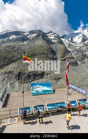 Informations sur le glacier de Pasterze, vue de Kaiser-Franz-Josefs-Höhe, à l'arrière Hohenwartkopf, 3308 m, Adlersruhe, Großglockner, 3798 m, parc national Hohe Tauern, Carinthie, Autriche Banque D'Images