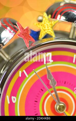 Célébration de la veille du nouvel an à 12 heures sur bokeh arrière-plan Banque D'Images