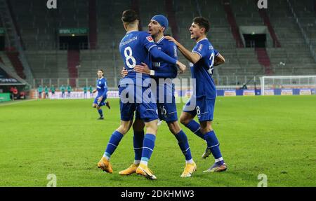 Goaljubel Nassim BOUJELLAB (FC Schalke 04) après le but de 1-2 avec Suat SERDAR (FC Schalke 04) et Alessandro SCHOEPF (FC Schalke 04), jubilation, joie, enthousiasme, action. Football 1ère saison Bundesliga 2020/2021, 11ème jour d'allumette, matchdae11, FC Augsburg - FC Schalke 04 2-2 le 13 décembre 2020 WWK ARENA à Augsbourg, la RÉGLEMENTATION DFL INTERDIT TOUTE UTILISATION DE PHOTOGRAPHIES COMME SÉQUENCES D'IMAGES ET/OU QUASI-VIDÉO. USAGE ÉDITORIAL UNIQUEMENT. Photo: Max Ellerbrake/firos Sportphoto/Pool via SVEN SIMON Fotoagentur GmbH & Co. Pressefoto KG # Prinzess-Luise-Str. 41 # 45479 M uelheim/R uhr # Tél 0208/9413250 # Fa Banque D'Images