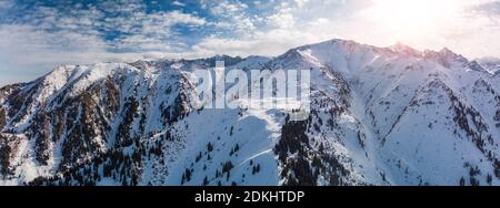 Belle matinée dans les montagnes d'hiver. Vue panoramique sur le paysage de montagne d'hiver. Kazakhstan Banque D'Images
