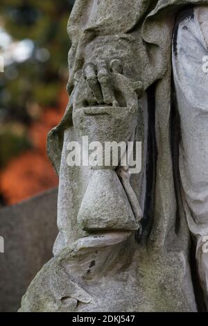 HourGlass dans la main d'un sinistre couche dans un cimetière Banque D'Images