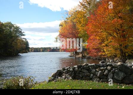 Couleurs d'automne brillantes des arbres sur le lac, North Monmouth, Maine, États-Unis Banque D'Images