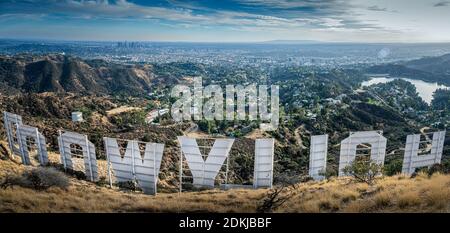 LOS ANGELES, CALIFORNIE - 13 décembre 2020 : panneau Hollywood donnant sur Los Angeles. L'enseigne emblématique a été créée en 1923. - image Banque D'Images