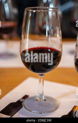 Dégustation professionnelle de différents desserts fortifiés rubis, vins de port tawny en verres dans les caves à vin de Porto, Portugal, gros plan Banque D'Images