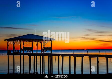 Les lumières de Noël ornent un dock sur la plage Coden, 24 décembre 2013, dans l'Alabama, Coden. Banque D'Images