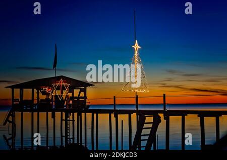 Les lumières de Noël ornent un dock sur la plage Coden, 24 décembre 2013, dans l'Alabama, Coden. Banque D'Images