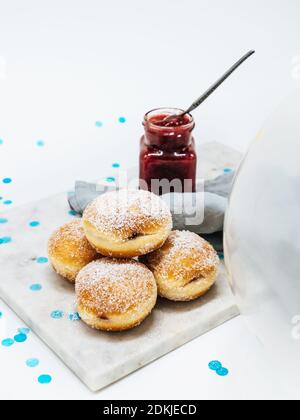 Pile de Donuts saupoudrés de sucre (Berliner) rempli de confiture, un aliment traditionnel allemand pour le nouvel an Banque D'Images