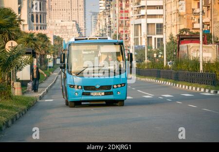 Batumi. Géorgie - 30 octobre 2020 : autobus municipal dans les rues de Batumi Banque D'Images