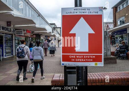 Harlow, Essex, Angleterre. 4 juillet 2020. Acheteurs dans le centre-ville de Harlow suivant un système à sens unique pendant les restrictions de Covid-19 photographe : Brian Duffy Banque D'Images