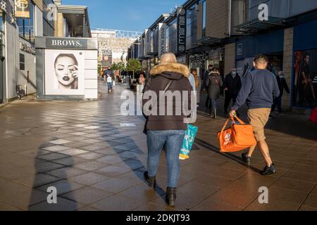 Harlow, Essex, England. 12th December 2020. Shoppers in Harlow Town Centre ahead of the Essex town moving to Tier 3 restrictions from 16th December 2020 - Photographer : Brian Duffy Banque D'Images