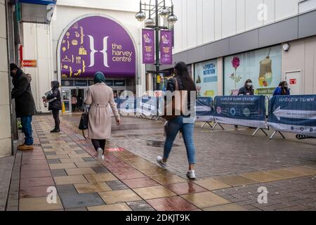 Harlow, Essex, England. 12th December 2020. Shoppers in Harlow Town Centre ahead of the Essex town moving to Tier 3 restrictions from 16th December 2020 - Photographer : Brian Duffy Banque D'Images