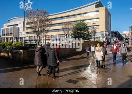Harlow, Essex, England. 12th December 2020. Shoppers in Harlow Town Centre ahead of the Essex town moving to Tier 3 restrictions from 16th December 2020 - Photographer : Brian Duffy Banque D'Images