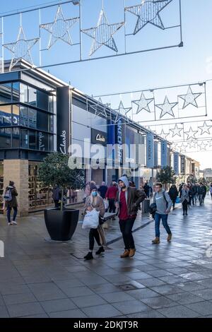 Harlow, Essex, England. 12th December 2020. Shoppers in Harlow Town Centre ahead of the Essex town moving to Tier 3 restrictions from 16th December 2020 - Photographer : Brian Duffy Banque D'Images