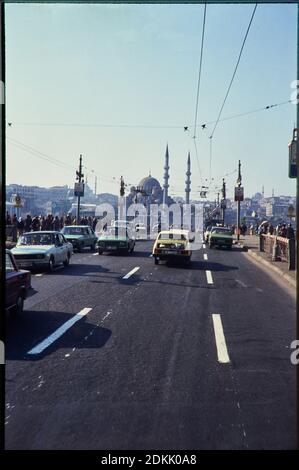 Photo historique: Pont Bosporus avec la mosquée Hagia Sophia / église et les vieilles voitures et autour de 1973 à Istanbul, Turquie. Reproduction à Marktoberdorf, Allemagne, 26 octobre 2020. © Peter Schatz / Alamy stock photos Banque D'Images