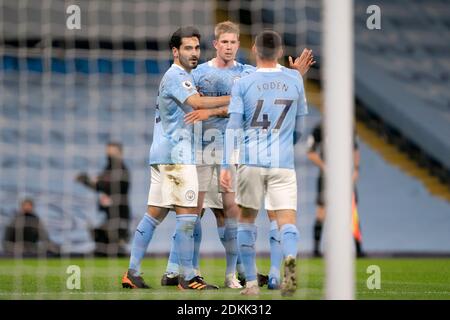 Manchester, Royaume-Uni. 16 décembre 2020. Ilkay Gundogan (L) de Manchester City célèbre avec ses coéquipiers après avoir obtenu son score lors du match de football de la Premier League entre Manchester City et West Bromwich Albion au stade Etihad de Manchester, en Grande-Bretagne, le 15 décembre 2020. Credit: Xinhua/Alay Live News Banque D'Images