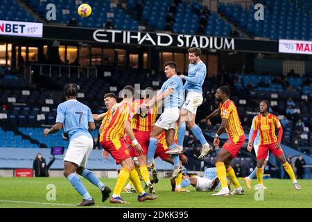Manchester, Royaume-Uni. 16 décembre 2020. Ruben Dias (3e R) de Manchester City est à la tête du match de football de la Premier League entre Manchester City et West Bromwich Albion au Etihad Stadium de Manchester, en Grande-Bretagne, le 15 décembre 2020. Credit: Xinhua/Alay Live News Banque D'Images