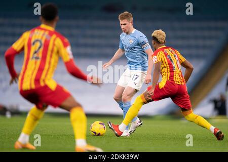 Manchester, Royaume-Uni. 16 décembre 2020. Kevin de Bruyne (C) de Manchester City se retrouve bloqué lors du match de football de la Premier League entre Manchester City et West Bromwich Albion au stade Etihad de Manchester, en Grande-Bretagne, le 15 décembre 2020. Credit: Xinhua/Alay Live News Banque D'Images