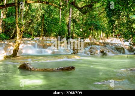 TAD SAE Waterfall à Luang Prabang, Laos, l'une des attractions touristiques les plus visitées au Laos Banque D'Images