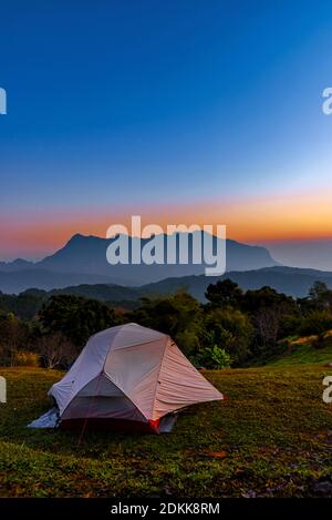 Tente touristique sur la colline à San Pa Kia, Doi Mae Ta Man point de vue situé dans le district de Chiang Dao, province de Chiang mai, Thaïlande. Banque D'Images