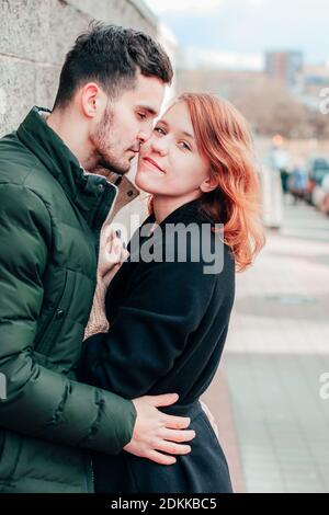 Un couple plein d'amour souriant et ensergeant dans la rue. Deux histoires d'amour de personnes heureuses - Portrait de taille moyenne Banque D'Images