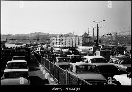 Photo historique: Pont Bosporus avec la mosquée Hagia Sophia / église et les vieilles voitures et autour de 1973 à Istanbul, Turquie. Reproduction à Marktoberdorf, Allemagne, 26 octobre 2020. © Peter Schatz / Alamy stock photos Banque D'Images