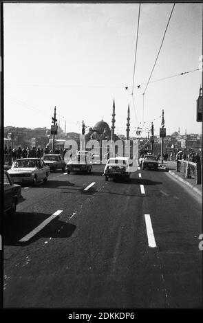 Photo historique: Pont Bosporus avec la mosquée Hagia Sophia / église et les vieilles voitures et autour de 1973 à Istanbul, Turquie. Reproduction à Marktoberdorf, Allemagne, 26 octobre 2020. © Peter Schatz / Alamy stock photos Banque D'Images