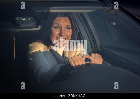 Femme qui a peur de conduire une voiture. La peur de conduire. Banque D'Images