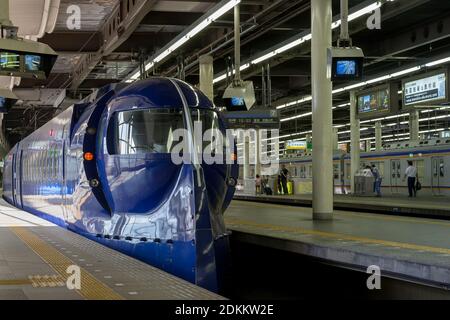 Un train Nankai 50000 ou Rapi:t à une gare d'Osaka. Ce train à l'aspect inhabituel assure un service de train rapide entre l'aéroport international de Kansai et Osaka. Japon Banque D'Images