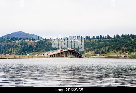 KELOWNA, BC, CANADA - MAY 14, 2019: The William R Bennett Bridge connects downtown Kelowna to West Kelowna across Okanagan Lake. Stock Photo