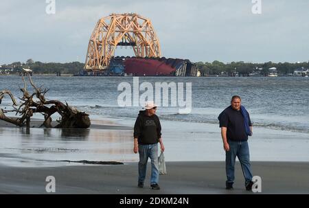 Géorgie, États-Unis. 14 décembre 2020. 14 décembre 2020 - Jekyll Island, Géorgie, États-Unis - le navire de cargaison Golden Ray se trouve sur son côté dans l'eau, vu de Driftwood Beach le 14 décembre 2020 à Jekyll Island, Géorgie. Une entreprise de récupération coupe le navire en huit segments, la section de l'arc ayant été coupée et retirée par une barge pour être mise au rebut. Le porte-véhicule, chargé de 4200 voitures neuves, a chaviré dans le détroit de l'île Saint-Simons le 8 septembre 2019, alors qu'il quittait le port de Brunswick, en Géorgie. (Paul Hennessy/Alamy) crédit : Paul Hennessy/Alamy Live News Banque D'Images