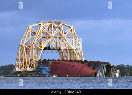 Géorgie, États-Unis. 14 décembre 2020. 14 décembre 2020 - Jekyll Island, Géorgie, États-Unis - le navire de cargaison Golden Ray se trouve sur son côté sous un catamaran à deux portiques, tel que vu de Driftwood Beach le 14 décembre 2020 à Jekyll Island, Géorgie. Une entreprise de récupération coupe le navire en huit segments, la section de l'arc ayant été coupée et retirée par une barge pour être mise au rebut. Le porte-véhicule, chargé de 4200 voitures neuves, a chaviré dans le détroit de l'île Saint-Simons le 8 septembre 2019, alors qu'il quittait le port de Brunswick, en Géorgie. (Paul Hennessy/Alamy) crédit: Paul Hennessy/Alamy Live Banque D'Images