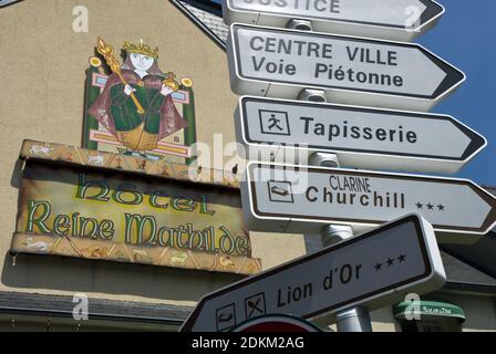 Panneaux de direction et hôtel à Bayeux, Normandie, France. Banque D'Images