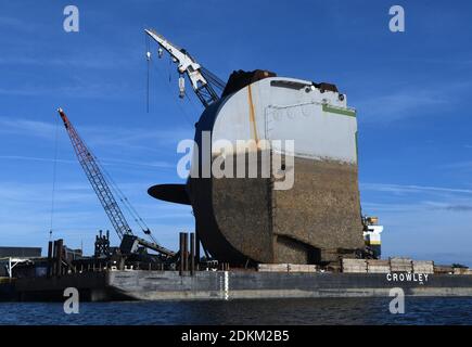 Géorgie, États-Unis. 14 décembre 2020. Le 14 décembre 2020 - Brunswick, Géorgie, États-Unis - la partie arquée du navire de cargaison Golden Ray est installée sur une barge le 14 décembre 2020 à Brunswick, en Géorgie. Une entreprise de récupération coupe le navire en huit segments, chacun étant enlevé par une barge et mis au rebut. Le porte-véhicule, chargé de 4200 voitures neuves, a chaviré dans le détroit de l'île Saint-Simons le 8 septembre 2019, alors qu'il quittait le port de Brunswick, en Géorgie. (Paul Hennessy/Alamy) crédit : Paul Hennessy/Alamy Live News Banque D'Images