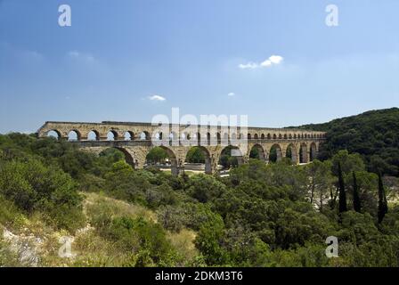 Le Pont du Gard est un ancien aqueduc romain qui traverse le Gardon, vers-Pont-du-Gard, près de Remoulins, en Provence, en France. Banque D'Images