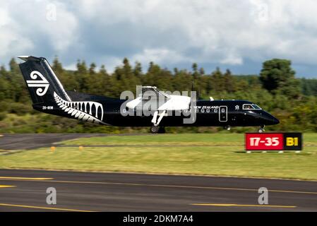 Une Air Nouvelle-Zélande Bombardier Dash série 8 Q300 peinte Dans toutes les couleurs noires accélère pour le décollage de l'aéroport de Taupo Banque D'Images